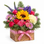 Цветы в корзинке с подсолнухами