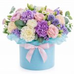 Цветы в коробке с эустомами