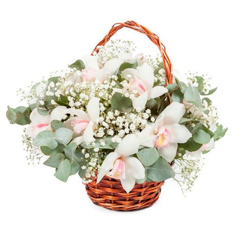 Цветочная композиция в корзине «Белоснежная грация»